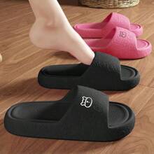 情侣款柔软舒适防滑厚底拖鞋一双，适合室内、浴室和户外穿着，夏季保暖，闺蜜节、宠物派对、狂欢节等场合皆宜。