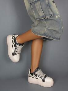 Zapatillas de moda con suela gruesa y plana, botas de tobillo para mujer con puntera redonda, suela gruesa, bordado y diseño de cordones, zapatillas góticas punk rock con llamas - Blanco y Negro - Ver 2