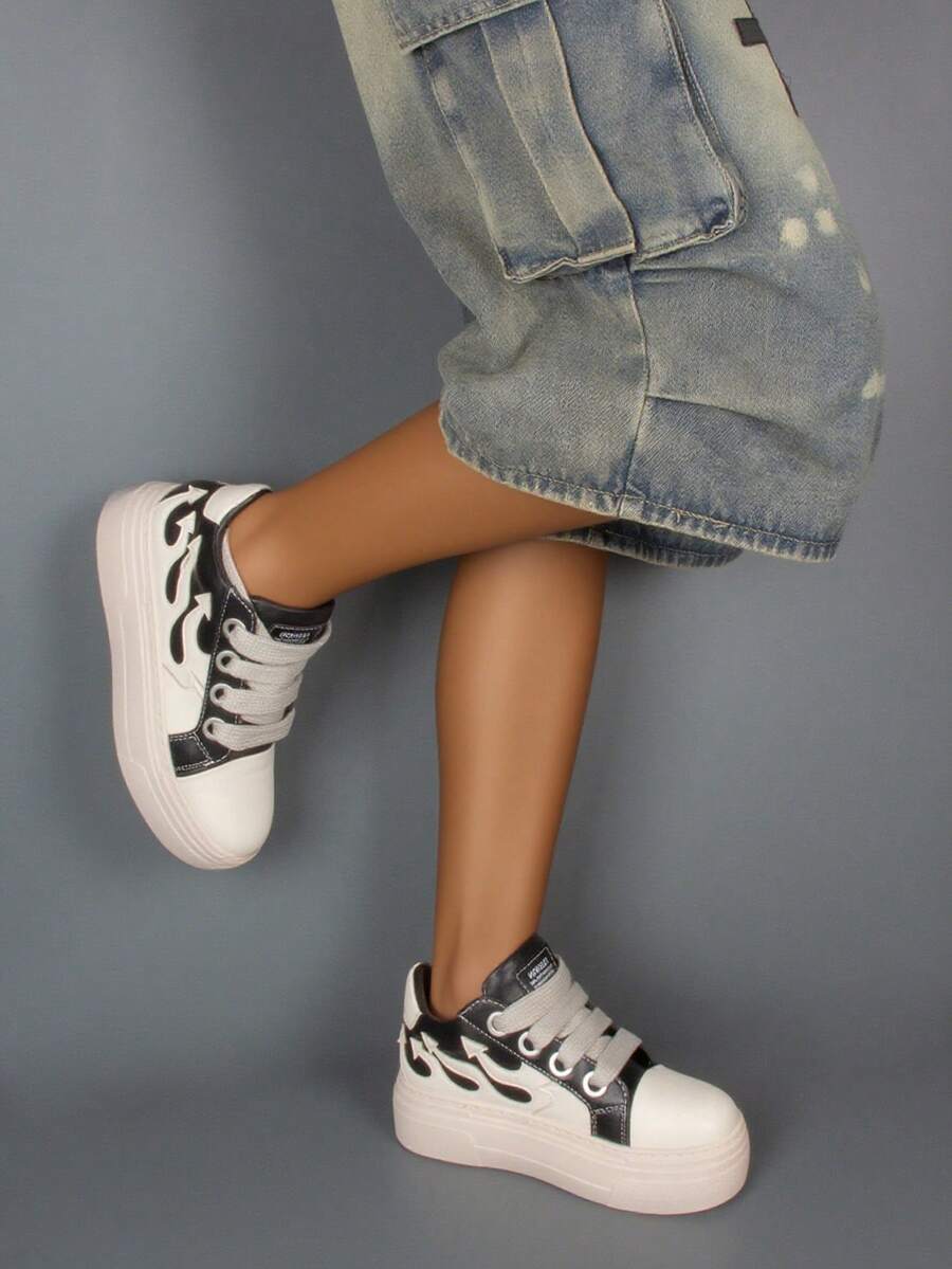 Zapatillas de moda con suela gruesa y plana, botas de tobillo para mujer con puntera redonda, suela gruesa, bordado y diseño de cordones, zapatillas góticas punk rock con llamas