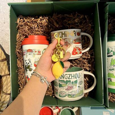 一套柠檬包包挂饰钥匙扣，柠檬钱包金色钥匙扣，水果包包挂饰，钥匙扣配件，钱包挂饰，可爱女士钱包手提包配件，水果包包挂饰钥匙扣配件，配饰礼品，女士礼品，轻巧奢华配饰，送给妈妈和朋友