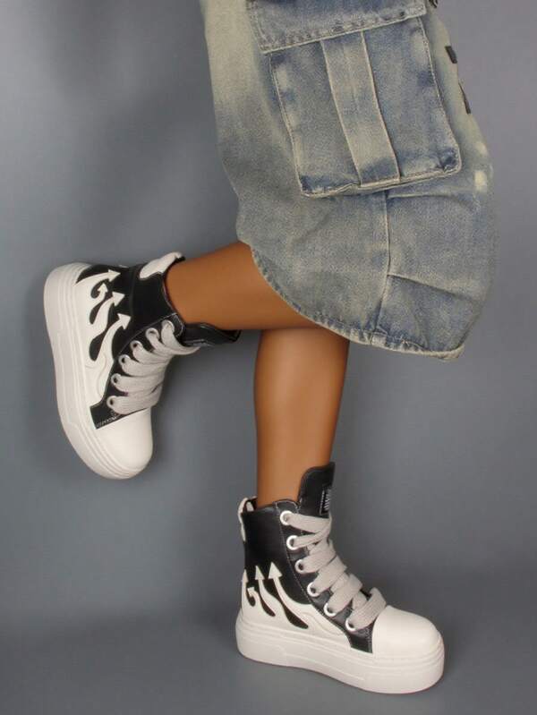 بوت كاحل بكعب سميك للنساء برؤوس مدوّرة، بوت رياضية بنمط مفرغ، بوت تمزق ومقابض للتصميم، أحزمة عصرية، جوت، بانك روك، أسود، قصيرة