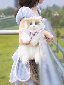 逼真的毛绒猫背包 - 可爱柔软的毛绒动物背包，配有可调节肩带，浅棕褐色