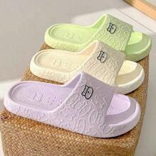 情侣款柔软舒适防滑厚底拖鞋一双，适合室内、浴室和户外穿着，夏季保暖，闺蜜节、宠物派对、狂欢节等场合皆宜。