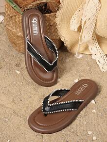 Dép lê mùa hè dành cho nữ - Sandal hở mũi, được làm từ chất liệu PU mềm mại và vải, trang trí bằng tua rua. Phần trên dép có viền ren và các chi tiết trang trí, kết hợp với đế ngoài bằng cao su mang lại sự thoải mái. Thích hợp cho kỳ nghỉ, hoạt động ngoài trời, ở nhà, tiệc cocktail và các sự kiện ngoài trời hàng ngày. Sandal hở mũi kiểu bãi biển màu nâu. - Màu đen với ngọc trai - Xem 3