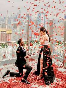 1000片人造丝玫瑰花瓣，适用于婚礼、红色玫瑰花瓣、玫瑰花瓣装饰、永生玫瑰花瓣、求婚玫瑰花瓣、浪漫婚礼装饰（适合情侣和新婚夫妇）、礼盒填充物、浪漫烛光走道装饰、婚礼走道花瓣、婚礼装饰、派对花瓣、烛光派对玫瑰