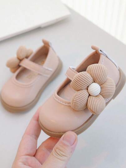 Un par de zapatos planos lindos con decoraciones florales y hebillas de PU, perfectos para uso diario de niñas bebé