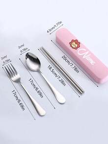 这款定制餐具套装饰有可爱的卡通狮子头图案，包含不锈钢叉子、筷子和勺子，便携设计，不锈钢材质，可重复使用，适合露营、野餐、徒步旅行、旅行、办公室、学校和宿舍等场合，方便携带，多种颜色可选，是学生和老师的理想礼物，也是开学季、假期和教师节的必备之选。 - 多色 - 查看 7