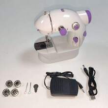 IAGREEA迷你电动缝纫机，6V直流便携式缝纫工具，带自动绕线器、脚踏板和夜灯 | 两档速度，适用于1-5层布料 | 旅行、宿舍、房车和家庭使用的理想之选 | 可用于纽扣修补、缝边、DIY手工 | 节日礼盒套装，包含8个线轴、剪刀和卷尺