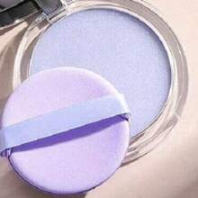 Polvo de molienda de lavanda con nubes blancas y cielo azul con esponja, polvo traslúcido mate y congelado para iluminar en un segundo.