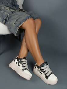 Zapatillas de moda con suela gruesa y plana, botas de tobillo para mujer con puntera redonda, suela gruesa, bordado y diseño de cordones, zapatillas góticas punk rock con llamas - Blanco y Negro - Ver 4