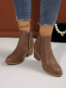 Botines cortos de mujer talla grande para otoño 2025, estilo clásico americano occidental, versátil, para ir al trabajo, de cuero, color marrón sólido, con diseño calado, tacón grueso, tacón medio, cremallera lateral, botines de tobillo