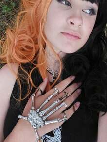 1 pieza Manos de garra de calavera, Cadena para la parte posterior de la mano gótica, Garras para fiesta de Halloween, Accesorios de disfraz de cosplay, Accesorios esenciales para fiestas, Accesorios para actuaciones en el escenario, Accesorios con tema de cultura pop para bares de casas embrujadas, Adecuado para juegos de roles, Accesorios para fotografía y decoración de Halloween, Accesorios de Halloween, Accesorios de terror, Disfraces de Halloween, Accesorios espeluznantes, Aleación de zinc