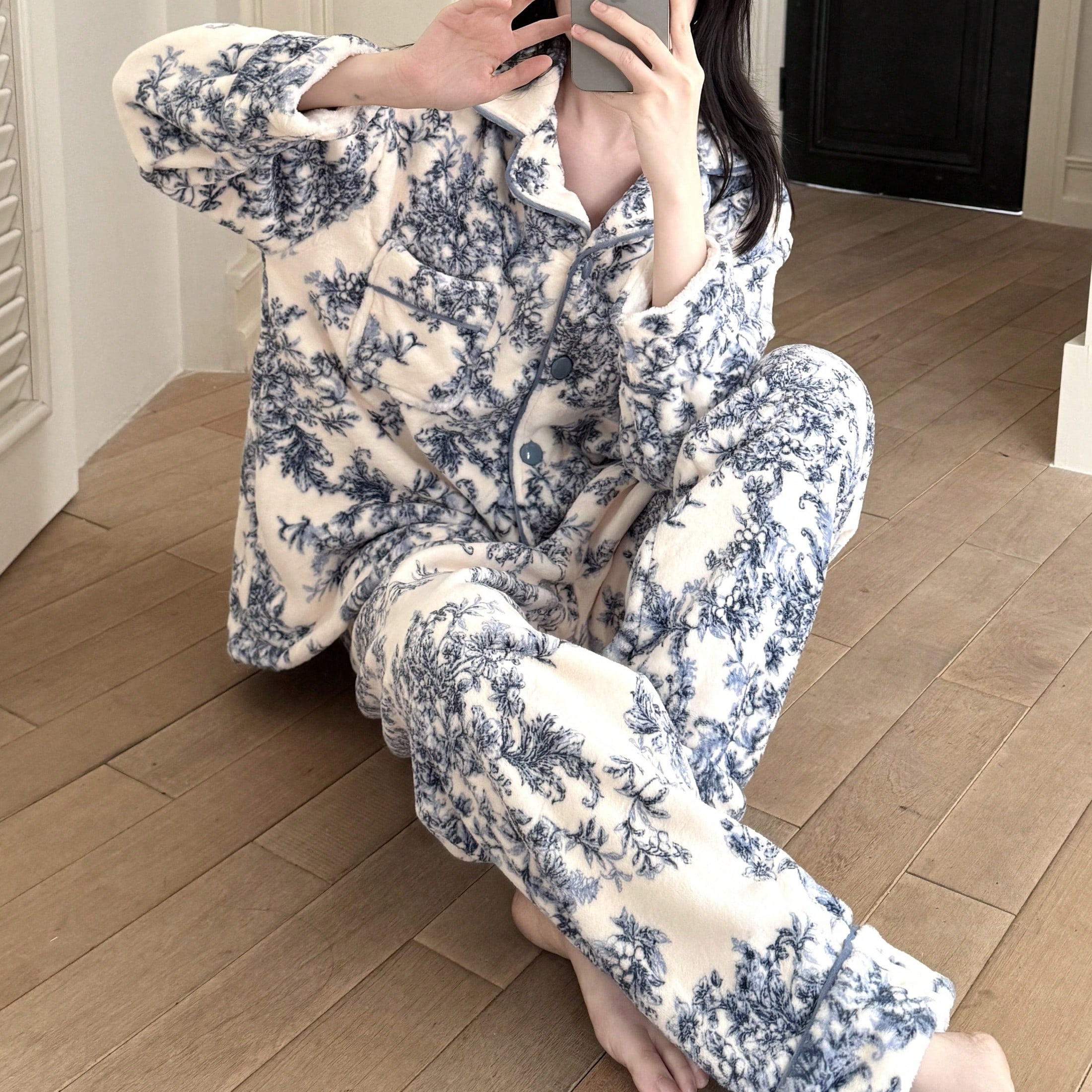 Piezas Conjunto de pijama de franela esponjoso para mujer, parte superior con forro térmico y pantalones con estampado floral de botones delanteros,