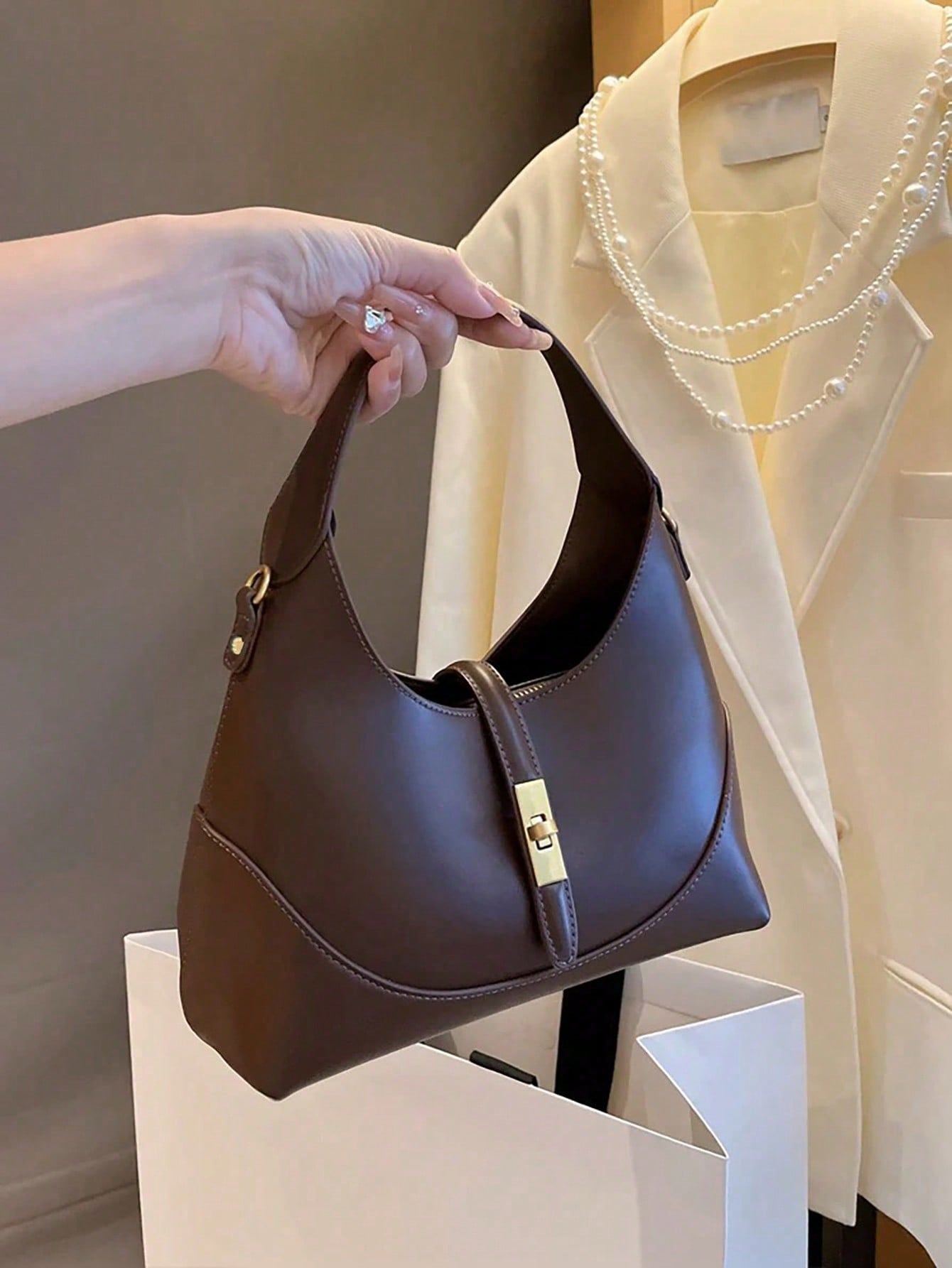 حقيبة ذات تصميم فريد بتصميع ألوان متباينة، حقيبة ك...