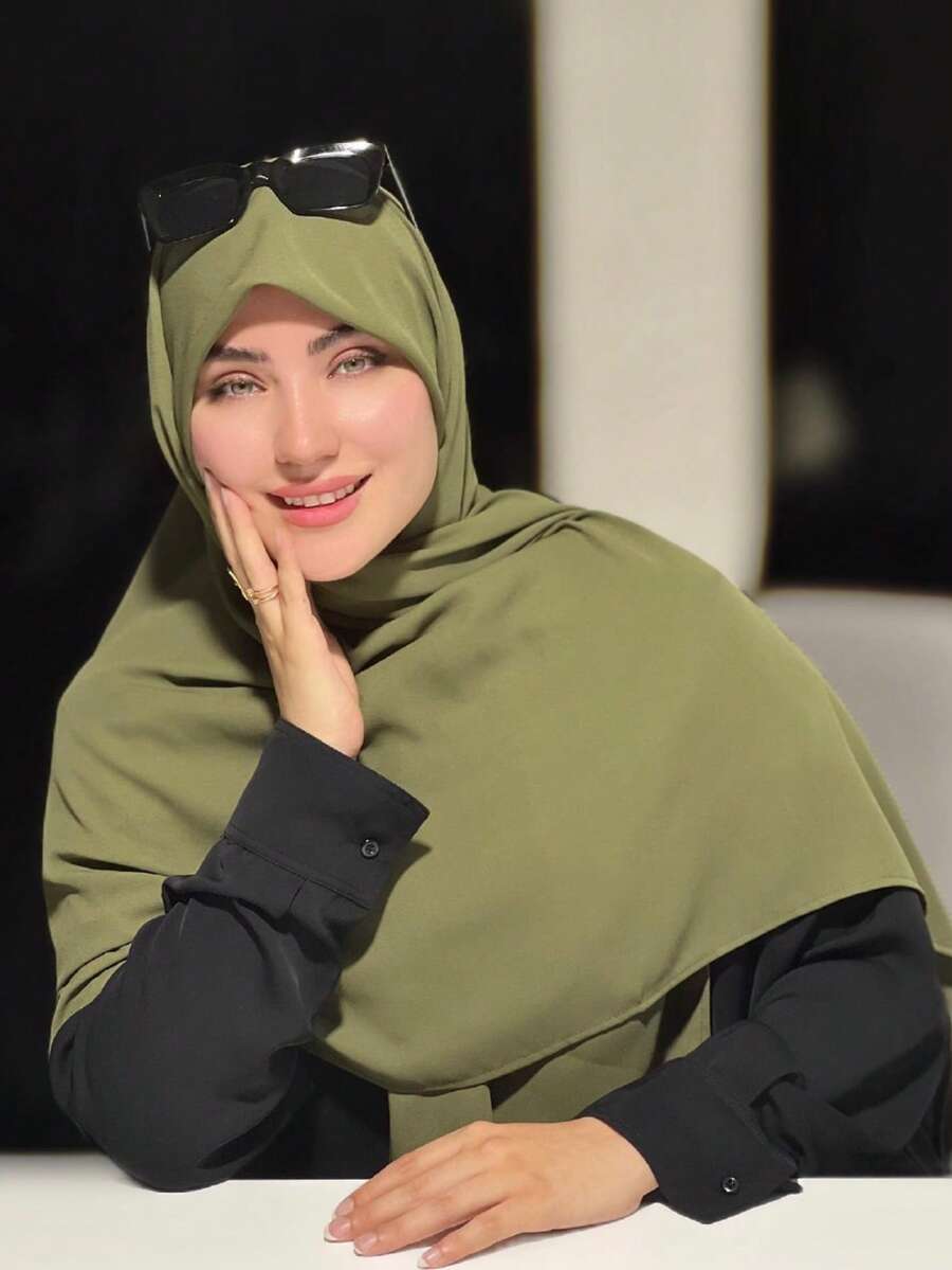 1条雪纺穆斯林头巾，纯色休闲围巾，防晒披肩，沙滩巾，140*140厘米，适合搭配连衣裙 - 軍綠色 - 查看 1