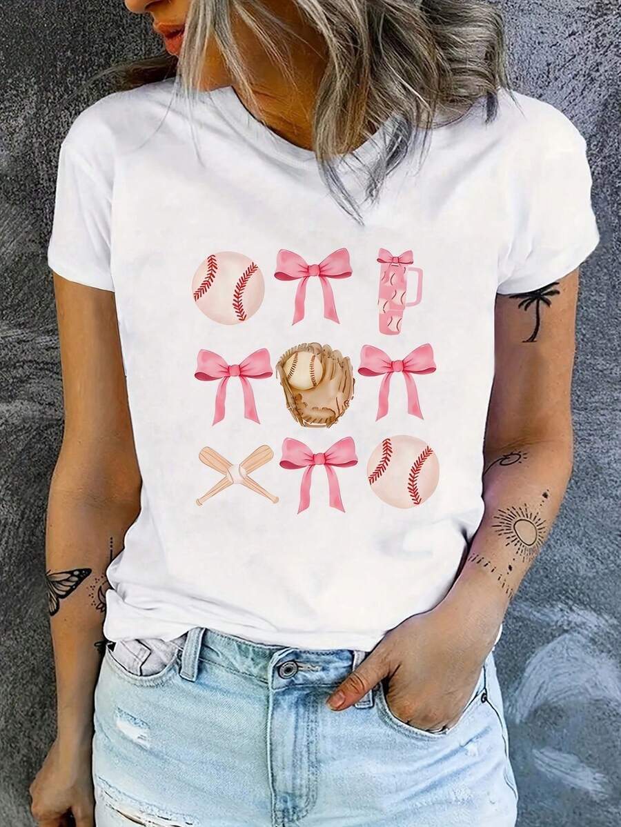Mujer Camiseta de mujer México Envío Tela transpirable de alta calidad  Estampado de  Lavado a máquina Fresco Deportes Cuello redondo Casual Manga corta Versátil Nueva Era  Lavable a máquina, top casual de cuello redondo de deportes de trabajo estudiantil, moda cómoda y moderna |vestidos de mujer verano almacen localT-shirt de mujer blanco con encantadores diseños de béisbol, adornados con bellos lazos rosados, una botella térmica elegante y un guante de béisbol realista, perfecto para los amantes del béisbol y el estilo casual - Blanco - Ver 1