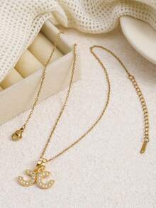 1 件时尚双 C 吊坠项链，钛钢颈链，百搭优雅，适合女性 - 金色 - 查看 3