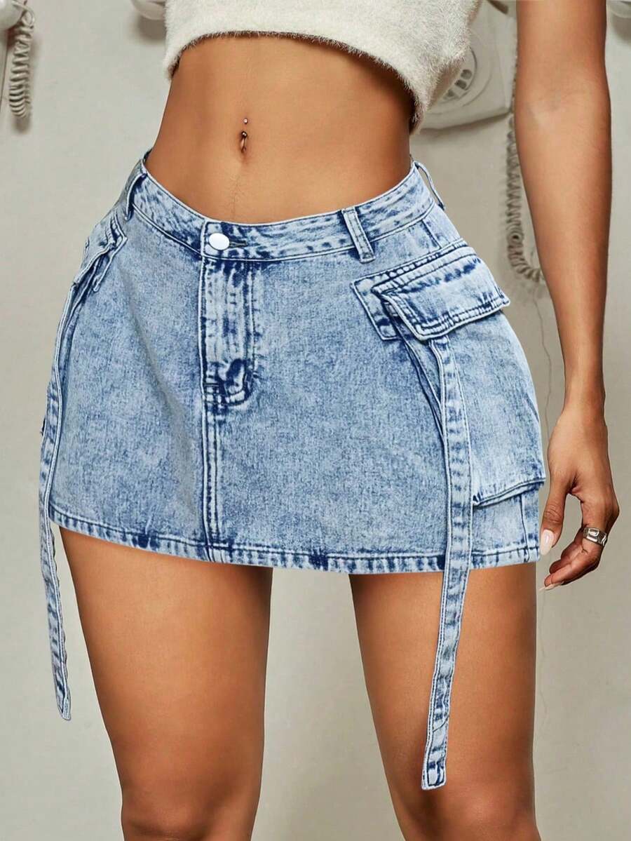 Y2K街头风紧身迷你裙，饰有胶带图案，复古水洗翻盖口袋，休闲舒适，适合夏季度假穿着，是一款实用百搭的牛仔迷你裙，女款 - 炒花淺藍 - 查看 1