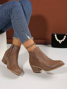 Botines cortos de mujer talla grande para otoño 2025, estilo clásico americano occidental, versátil, para ir al trabajo, de cuero, color marrón sólido, con diseño calado, tacón grueso, tacón medio, cremallera lateral, botines de tobillo