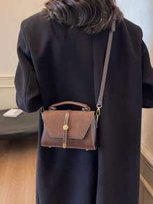 Túi đeo chéo vuông kiểu dáng cổ điển mới, khóa kim loại trang trí, dây đeo điều chỉnh được, màu nâu cà phê, thiết kế nắp gập, phù hợp cho các hoạt động thể thao ngoài trời, đi làm, mua sắm, đi học, du lịch ngắn ngày. - Cà phê nâu - Xem 5