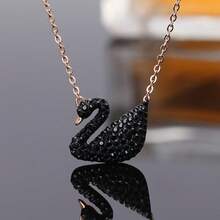 Swarovski 施华洛世奇 SWAN 经典黑天鹅吊坠项链，母亲节、圣诞节、女友、生日礼物，女士时尚项链 - 黑色 - 查看 7
