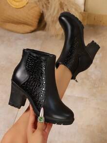 Botas Chelsea de Tornozelo Femininas, Botas Curtas com Salto Tratorado Clássico e Zíper, Parte Superior Estampada em Couro Efeito Crocodilo, Adequadas para Escritório e Uso Diário no Outono/Inverno - Preto - Visão 1