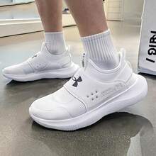 Under Armour Runplay 男士舒适柔软弹性透气轻便运动鞋，健身训练跑步鞋，一脚蹬款式，建议选购大一码。 - 白色 - 查看 3
