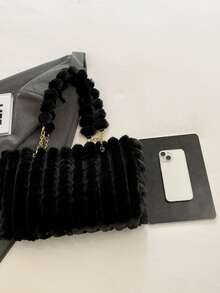 1个大容量毛绒拉链手提包。这款手提包采用毛绒设计，并配有时尚链条。它是新款秋冬款式，非常适合女性日常使用。 - 黑色 - 查看 5