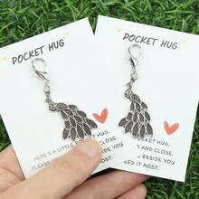 1 件/2 件复古金属孔雀钥匙扣，配有“POCKET HUG”陪伴卡，精致的复古设计，非常适合鼓励礼物、友谊礼物、纪念礼物，适合送给朋友和家人，适合用作钥匙扣、包包配件、汽车配件、可爱哥特 Y2k