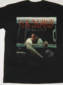 Camiseta gráfica oficial de YoungBoy Never Broke Again - Diseño de firma estilo autógrafo raro y título del álbum - Todas las tallas S-5XL - Camiseta casual de algodón 100% pesado para hombres - Ropa de fan de hip-hop - Lavable a máquina, uso durante todo el año - Esencial para conciertos y uso diario - Estética Harajuku, cuello redondo, ajuste regular con estampado geométrico - Ropa de primavera, verano, otoño, invierno - Lista para gimnasio y salidas casuales, moda urbana, material cómodo, tela duradera, amantes de la música - Negro - Ver 1