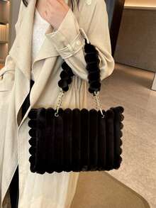 1个大容量毛绒拉链手提包。这款手提包采用毛绒设计，并配有时尚链条。它是新款秋冬款式，非常适合女性日常使用。 - 黑色 - 查看 2