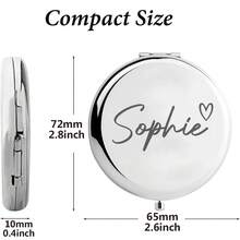 1个定制雕刻化妆镜，时尚优雅的文字设计搭配可爱的心形图案，适合作为结婚礼物、生日礼物、个性化折叠镜、周年纪念礼物、毕业礼物、送给姐妹、朋友、伴娘的礼物、圣诞礼物、母亲节礼物。