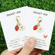 5 件/10 件简约迷你草莓和雏菊钥匙扣，附赠“口袋拥抱”鼓励卡，可爱花卉 - 钥匙和包包的水果挂饰，完美的友谊礼物，生日惊喜和日常积极提醒，汽车配件，哥特式 Y2k 万圣节配件，教师节