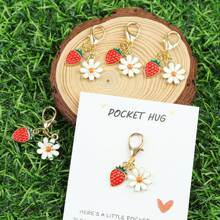 5 件/10 件简约迷你草莓和雏菊钥匙扣，附赠“口袋拥抱”鼓励卡，可爱花卉 - 钥匙和包包的水果挂饰，完美的友谊礼物，生日惊喜和日常积极提醒，汽车配件，哥特式 Y2k 万圣节配件，教师节