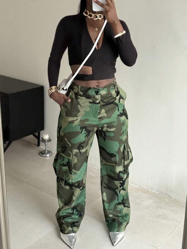 Pantalones cargo de pierna recta con bolsillo con solapa con estampado de camuflaje para mujer
