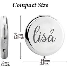 1个定制雕刻化妆镜，时尚优雅的文字设计搭配可爱的心形图案，适合作为结婚礼物、生日礼物、个性化折叠镜、周年纪念礼物、毕业礼物、送给姐妹、朋友、伴娘的礼物、圣诞礼物、母亲节礼物。