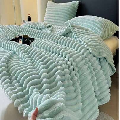 1pc Solid Color Flannel Blanket, Soft & Comfortable Wool Blanket, Available In Multiple Sizes, Christmas Blanket, Can Be Used As Bedspread And Sofa Throw, Suitable For Office, Bedroom Decor, Room Decor, Usable In Winter And All Seasons, Applicable For Sofa, Bed, Chair, Etc.