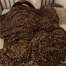 1 Piece Of Leopard-Print Soft Blanket, Comfortable Velvet Blanket Pad, Suitable For Home, Living Room, Bedroom, Suitable For All Seasons, An Excellent Gift - 280 Grams In Weight,Multi-Functional Blanket, Suitable For Sofas, Beds, Living Rooms, Bedrooms, Camping, And For Taking Short Naps During Breaks.Perfect For Giving As Gifts To Friends, Family Members, Fathers, Mothers, Classmates, Grandparents, For Christmas, Thanksgiving, Halloween, And Other Festival Decorations.