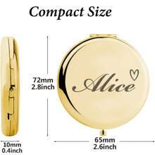 1个定制雕刻化妆镜，时尚优雅的文字设计搭配可爱的心形图案，适合作为结婚礼物、生日礼物、个性化折叠镜、周年纪念礼物、毕业礼物、送给姐妹、朋友、伴娘的礼物、圣诞礼物、母亲节礼物。