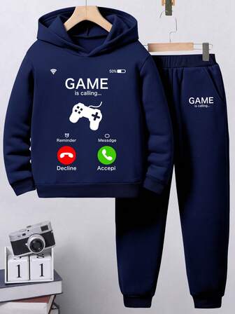 Tween Boy med bokstavstryck och varm huvtröja och mjukisbyxor