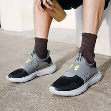 Under Armour Runplay 男士舒适柔软弹性透气轻便运动鞋，健身训练跑步鞋，一脚蹬款式，建议选购大一码。 - 黑灰色 - 查看 3