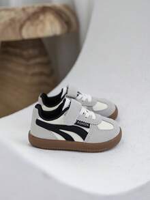 Un paio di scarpe da allenamento per bambini con superficie in pelle morbida e scarpe casual, punta tonda bassa con chiusura a strappo, scarpe sportive da esterno per ragazzi, adatte per primavera e autunno, tempo libero e intrattenimento all'aperto