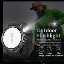 ساعة ذكية للرجال للرياضة الخارجية GZYR 2025 الجديدة، مزودة بضوء LED عالي الطاقة، شاشة لمس كاملة HD بحجم 1.85 بوصة (4.7 سم)، اتصال لاسلكي، بطارية طويلة الأمد 760 مللي أمبير، بوصلة، أكثر من 100 وضع رياضي، مقاومة للماء بمعيار IP68، مراقبة الصحة، متوافقة مع أندرويد وآي أو إس، هدية مثالية.