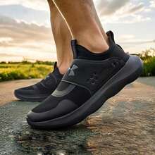 Under Armour Runplay 男士舒适柔软弹性透气轻便运动鞋，健身训练跑步鞋，一脚蹬款式，建议选购大一码。 - 黑色 - 查看 5