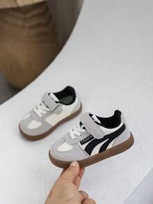 Un paio di scarpe da allenamento per bambini con superficie in pelle morbida e scarpe casual, punta tonda bassa con chiusura a strappo, scarpe sportive da esterno per ragazzi, adatte per primavera e autunno, tempo libero e intrattenimento all'aperto