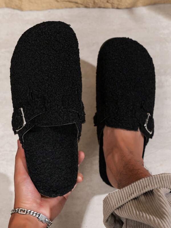 Sandálias de enfiar, com tira ajustável com fivela, sola de PVC com absorção de impacto, confortáveis para uso casual em ambientes internos e externos, ideais para homens, calçado confortável, design minimalista, disponíveis em versão com forro térmico para outono/inverno e versão sem forro para todas as estações.