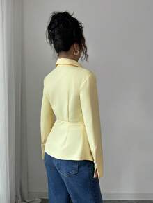 女士优雅浅黄色系带修身薄款西装外套