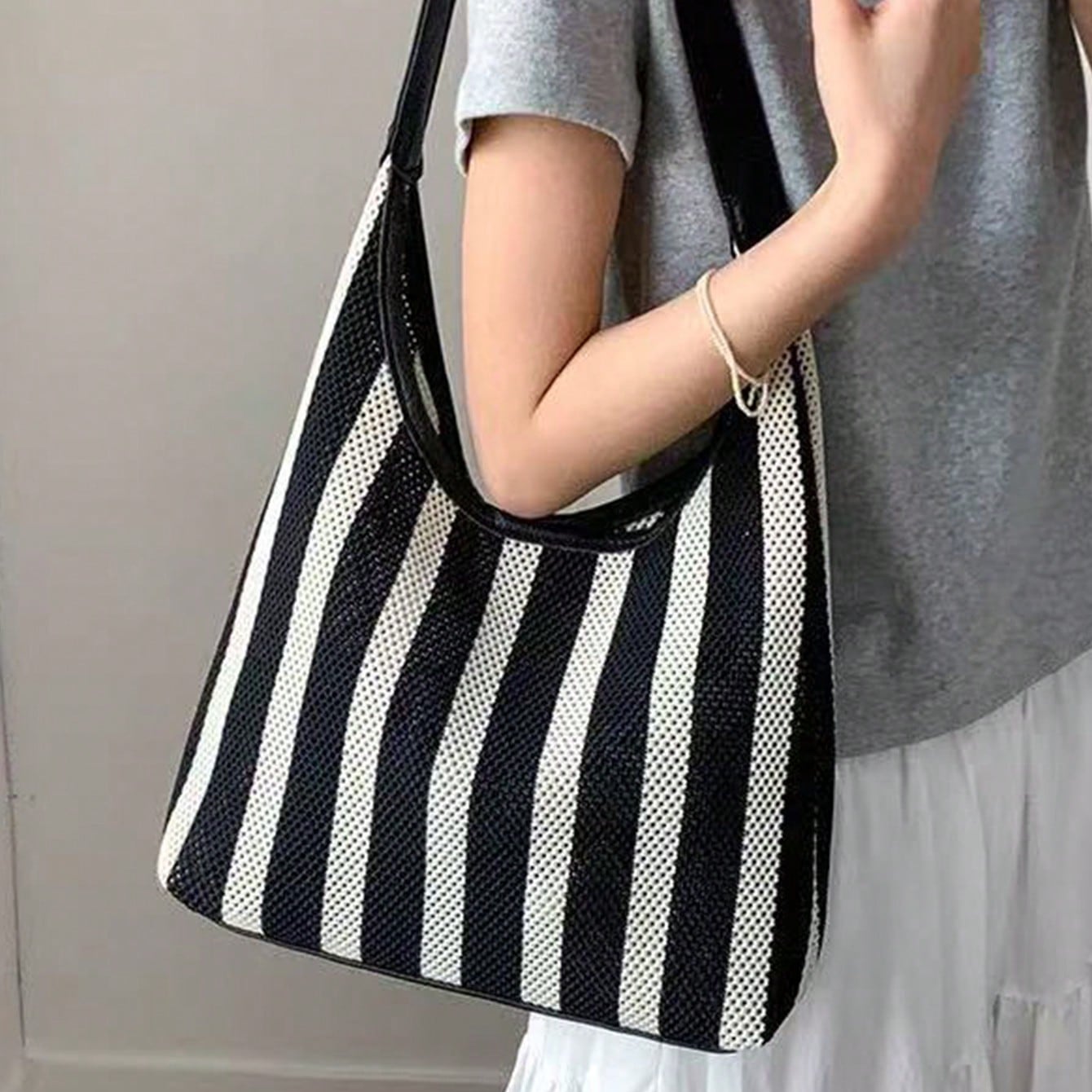 Neue schwarz-weiß gestreifte gewebte Tasche, leicht und großvolumig mit kleiner Tasche, Strandtasche für den Urlaub, Umhängetasche, Beuteltasche - SHEIN - Modalova