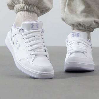 Under Armour حذاء نسائي رسمي بسيط أبيض اللون حذاء كاجوال قابل للتنفس