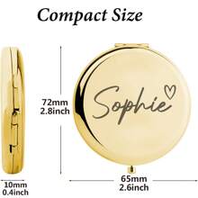 1个定制雕刻化妆镜，时尚优雅的文字设计搭配可爱的心形图案，适合作为结婚礼物、生日礼物、个性化折叠镜、周年纪念礼物、毕业礼物、送给姐妹、朋友、伴娘的礼物、圣诞礼物、母亲节礼物。